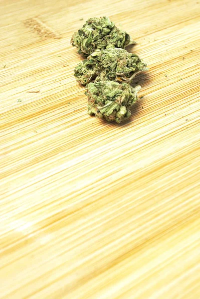 Marijuana Medicinal Mesa Madeira Broto Planta Cannabis — Fotografia de Stock