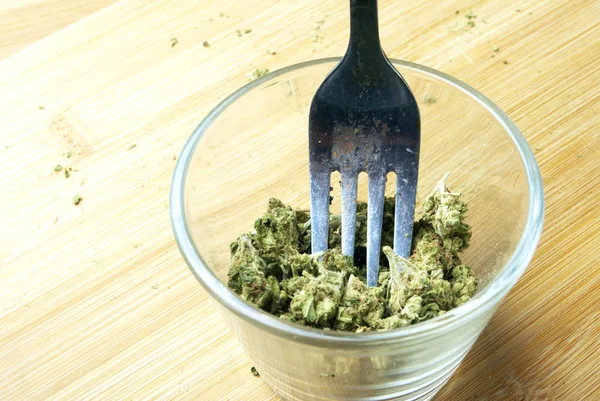 Nahaufnahme Von Marihuana Glas Und Metallgabel Auf Holzgrund — Stockfoto