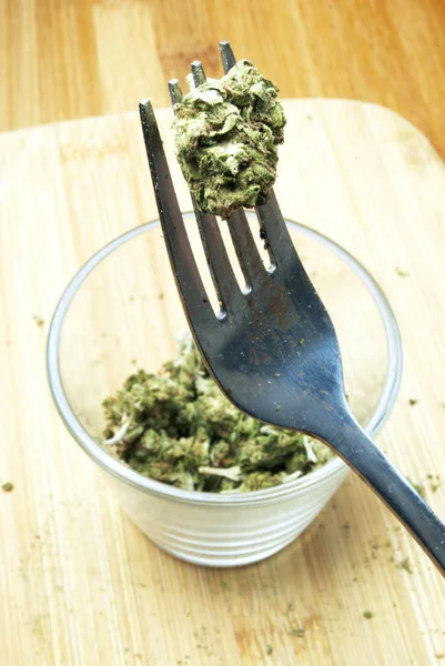 Vue Rapprochée Marijuana Dans Une Fourchette Verre Métal Sur Fond — Photo
