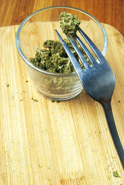 Närbild Marijuana Glas Och Metall Gaffel Trä Bakgrund — Stockfoto