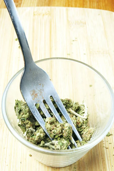 Vista Cerca Marihuana Vidrio Tenedor Metal Sobre Fondo Madera — Foto de Stock