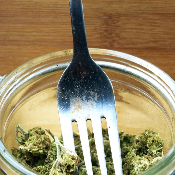 Närbild Marijuana Glasburk Och Metall Gaffel Trä Bakgrund — Stockfoto