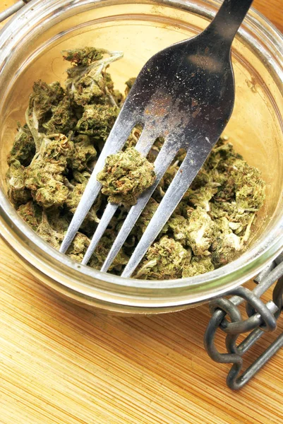 Uzavřete Pohled Marihuanu Skleněné Nádobě Kovové Vidličky Dřevěné Pozadí — Stock fotografie