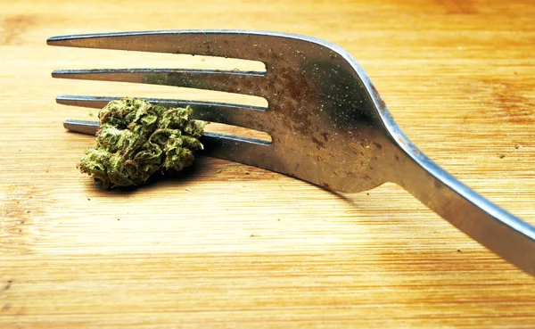 Närbild Marijuana Och Metall Gaffel Trä Bakgrund — Stockfoto