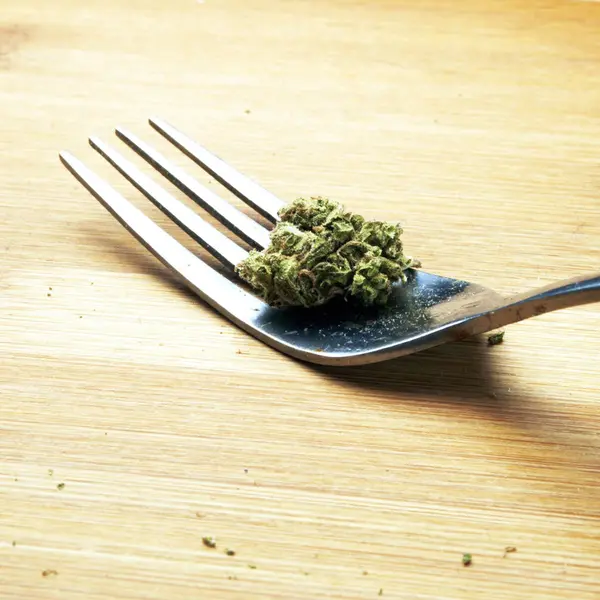 Uzavřít Pohled Marihuanu Kovovou Vidličku Dřevěné Pozadí — Stock fotografie