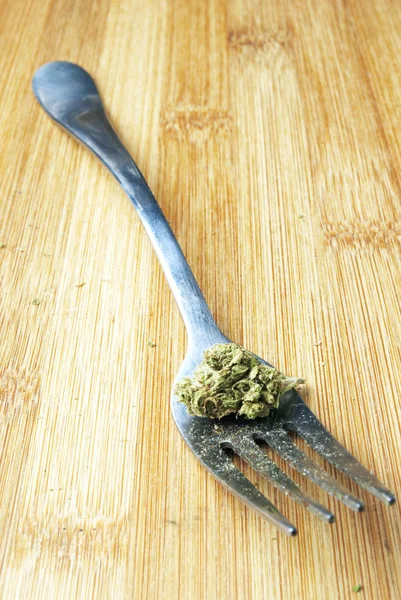 Nahaufnahme Von Marihuana Und Metallgabel Auf Holzgrund — Stockfoto