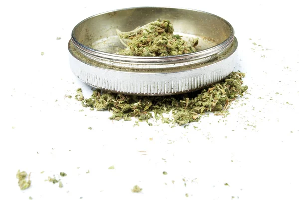 Vue Rapprochée Marijuana Concasseur Mauvaises Herbes Sur Fond Blanc — Photo