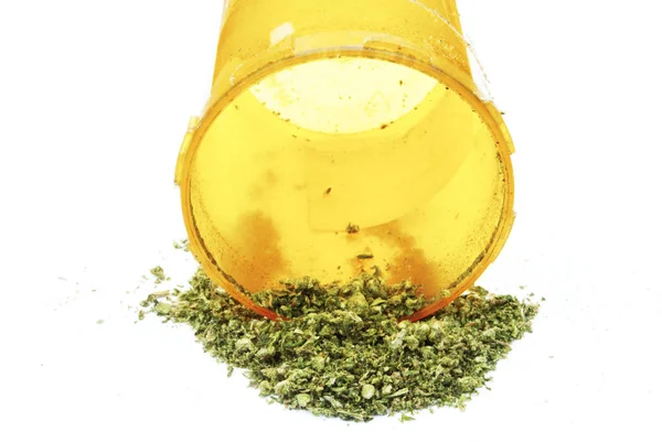 Nahaufnahme Von Marihuana Und Gelber Plastikflasche Auf Weißem Hintergrund — Stockfoto
