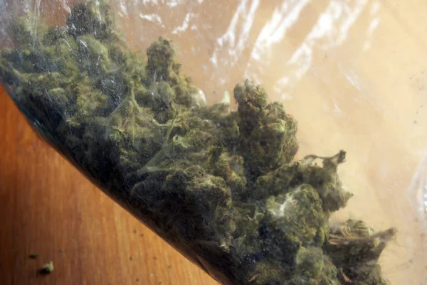 Marihuana Zapakowana Drewniany Stół Pączek Rośliny Cannabis — Zdjęcie stockowe