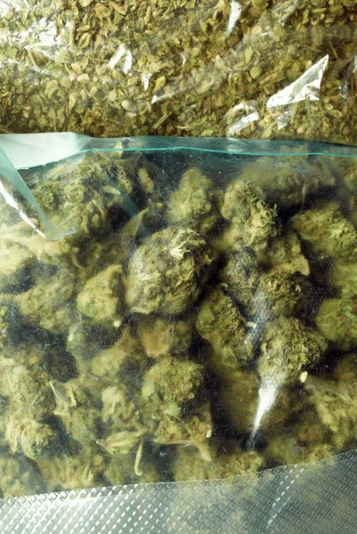 Marihuana Envasada Una Mesa Madera Brote Planta Cannabis — Foto de Stock