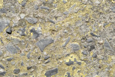 Asfalt yolda, yapısında küçük taşlar var.