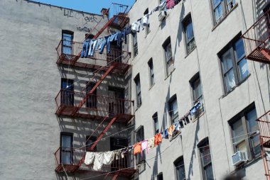 Elbiseleri ipte kurumuş bir ev.