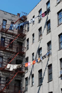 Elbiseleri ipte kurumuş bir ev.