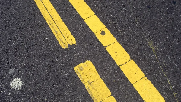 Visão Alto Ângulo Estrada Asfalto Cinza Com Linhas Divisórias Amarelas — Fotografia de Stock