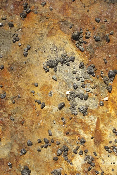 旧棕色风化表面与小石头的顶视图 — 图库照片