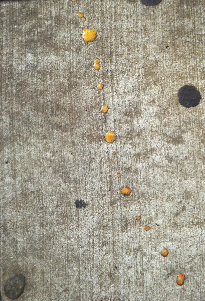Полный Вид Старый Серый Выветриваемый Текстурированный Фон Черными Оранжевыми Пятнами — стоковое фото