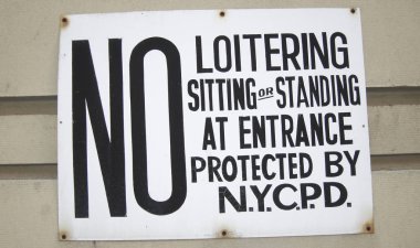 Duvardaki posterdeki yazı.