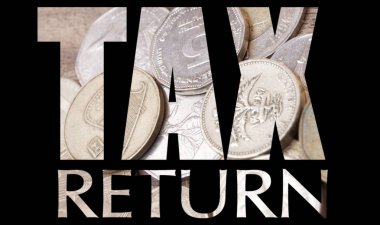 Siyah arka plan üzerinde sikkeler ile vergi iadesi yazıtı