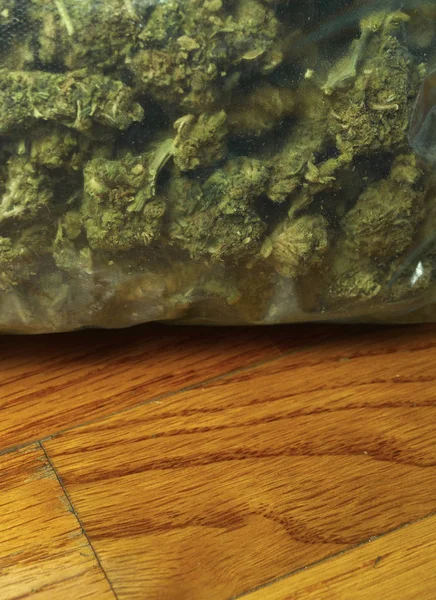 Maconha Embalada Mesa Madeira Broto Cannabis Plant — Fotografia de Stock