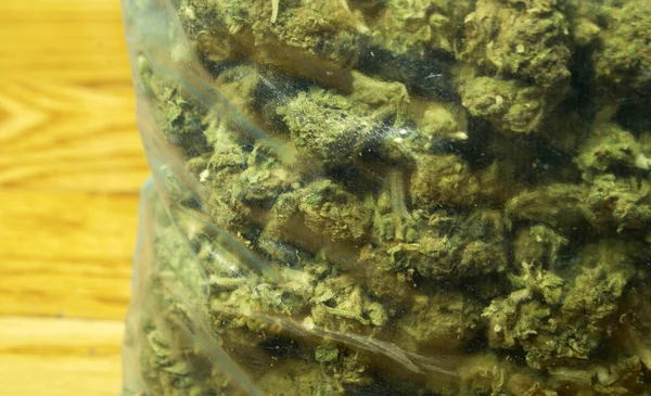 Marihuana Zapakowana Drewniany Stół Pączek Rośliny Cannabis — Zdjęcie stockowe