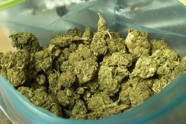 Ahşap Masa Üzerinde Paketlenmiş Marihuana Esrar Bitki Tomurcuk — Stok fotoğraf