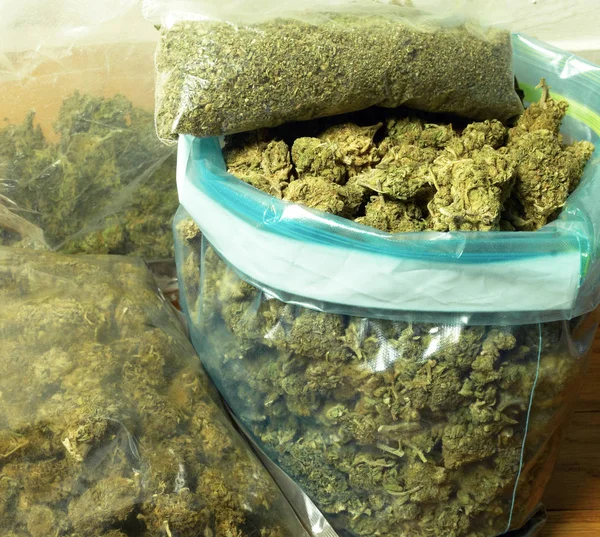 Marijuana Emballée Sur Une Table Bois Bourgeon Plante Cannabis — Photo