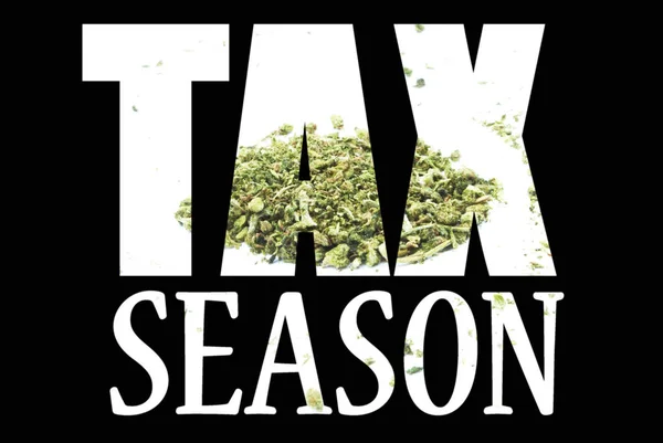 黒い背景に中にマリファナと税の季節の碑文 — ストック写真