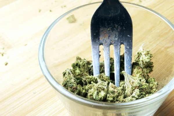 Närbild Torkad Marijuana Och Gaffel Glas Narkotika Missbruk Koncept Medicinsk — Stockfoto