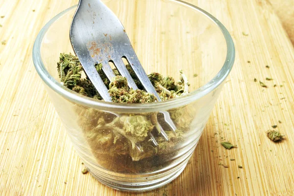 Närbild Torkad Marijuana Och Gaffel Glas Narkotika Missbruk Koncept Medicinsk — Stockfoto