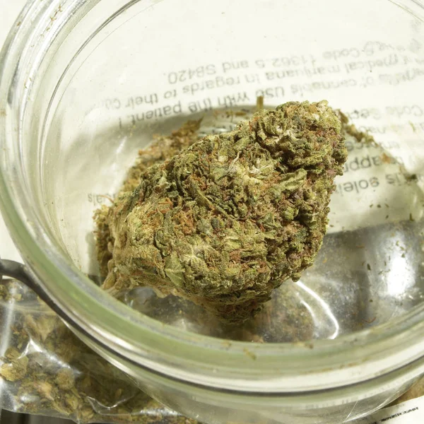 大麻和玻璃罐吸毒概念 医用大麻概念 — 图库照片