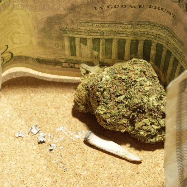 Koncepcyjny Skład Marihuany Produkującej Martwa Żywotność — Zdjęcie stockowe
