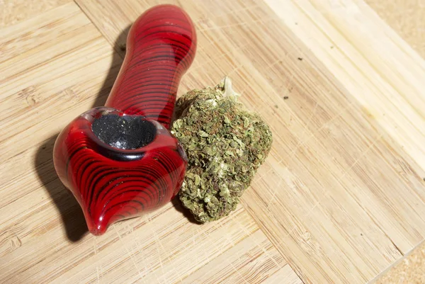 Tuyau Fumeur Marijuana Rouge Sur Table Bois — Photo