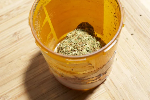 Marihuana Żółtej Butelce Tworzywa Sztucznego Widok Bliska — Zdjęcie stockowe