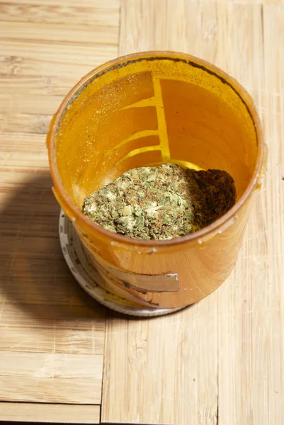 Marihuana Gele Plastic Fles Close Weergeven — Stockfoto