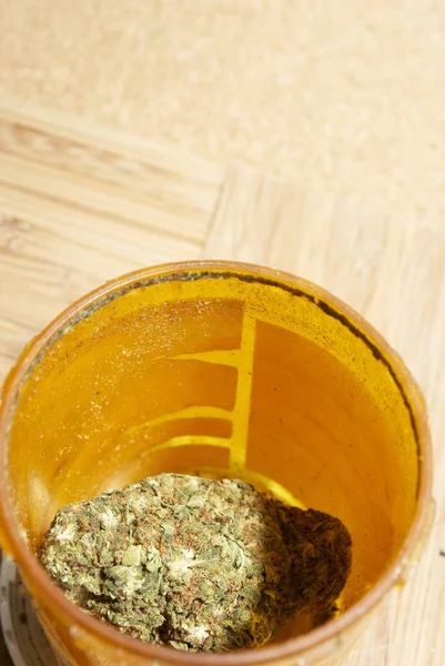 Marihuana Gele Plastic Fles Close Weergeven — Stockfoto