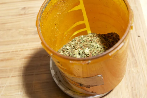 Marihuana Gele Plastic Fles Close Weergeven — Stockfoto