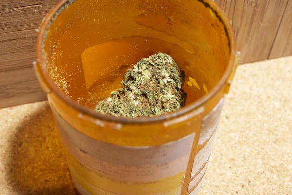 Marihuana Gelber Plastikflasche Nahsicht — Stockfoto
