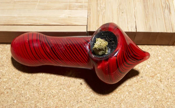 木桌上的大麻和红色烟斗 — 图库照片