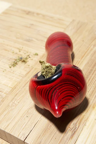 Tuyau Fumeur Marijuana Rouge Sur Table Bois — Photo