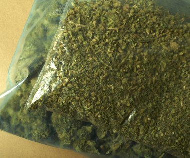 esrar dolu. Uyuşturucu bağımlılığı kavramı. Tıbbi esrar kavramı 