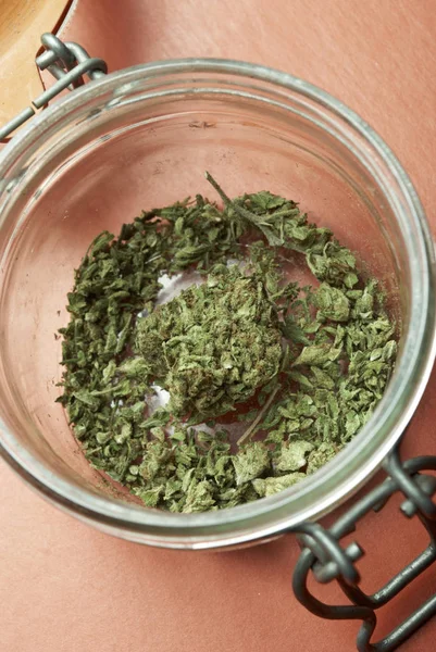 玻璃罐中的干大麻 吸毒概念 医用大麻概念 — 图库照片