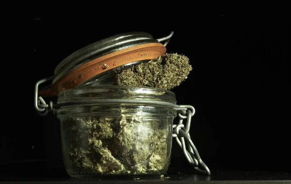 干大麻和玻璃罐的特写视图 吸毒概念 医用大麻概念 — 图库照片