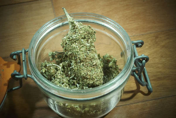 Zavřete Pohled Suchou Marihuanu Skleněnou Nádobu Koncept Drogové Závislosti Koncepce — Stock fotografie