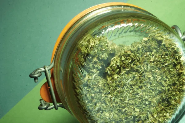 Tutup Pandangan Ganja Kering Dan Botol Kaca Konsep Kecanduan Narkoba — Stok Foto