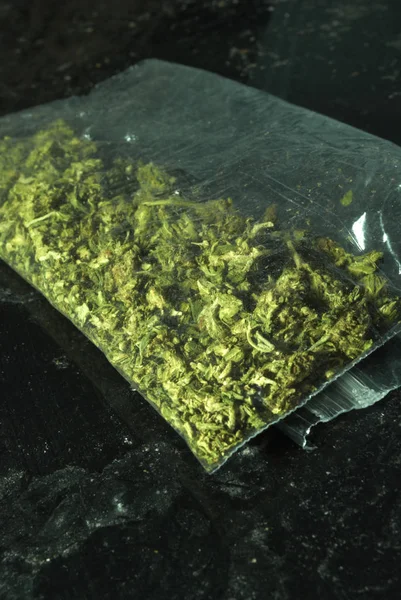 Paketlenmiş Marihuana Kenevir Bitkisinden Tomurcuklar — Stok fotoğraf