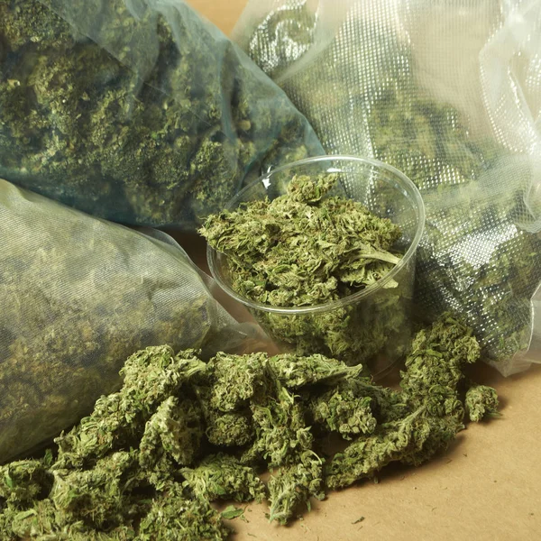 Close Weergave Van Gedroogde Marihuana Plastic Beker Drugsverslaving Concept Medisch — Stockfoto