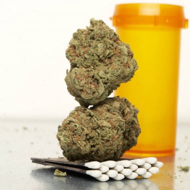 Kurutulmuş marihuana ve plastik şişe, yakın görünümü