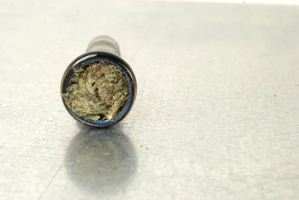 乾燥したマリファナと喫煙パイプのクローズアップビュー 薬物中毒の概念 医療用マリファナの概念 — ストック写真