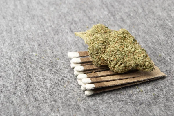 Nahaufnahme Von Getrocknetem Marihuana Und Streichhölzern Drogenabhängigkeit Medizinisches Marihuana Konzept — Stockfoto