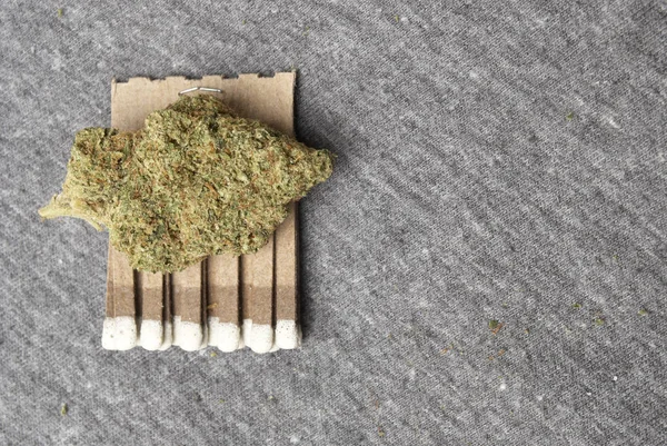Nahaufnahme Von Getrocknetem Marihuana Und Streichhölzern Drogenabhängigkeit Medizinisches Marihuana Konzept — Stockfoto